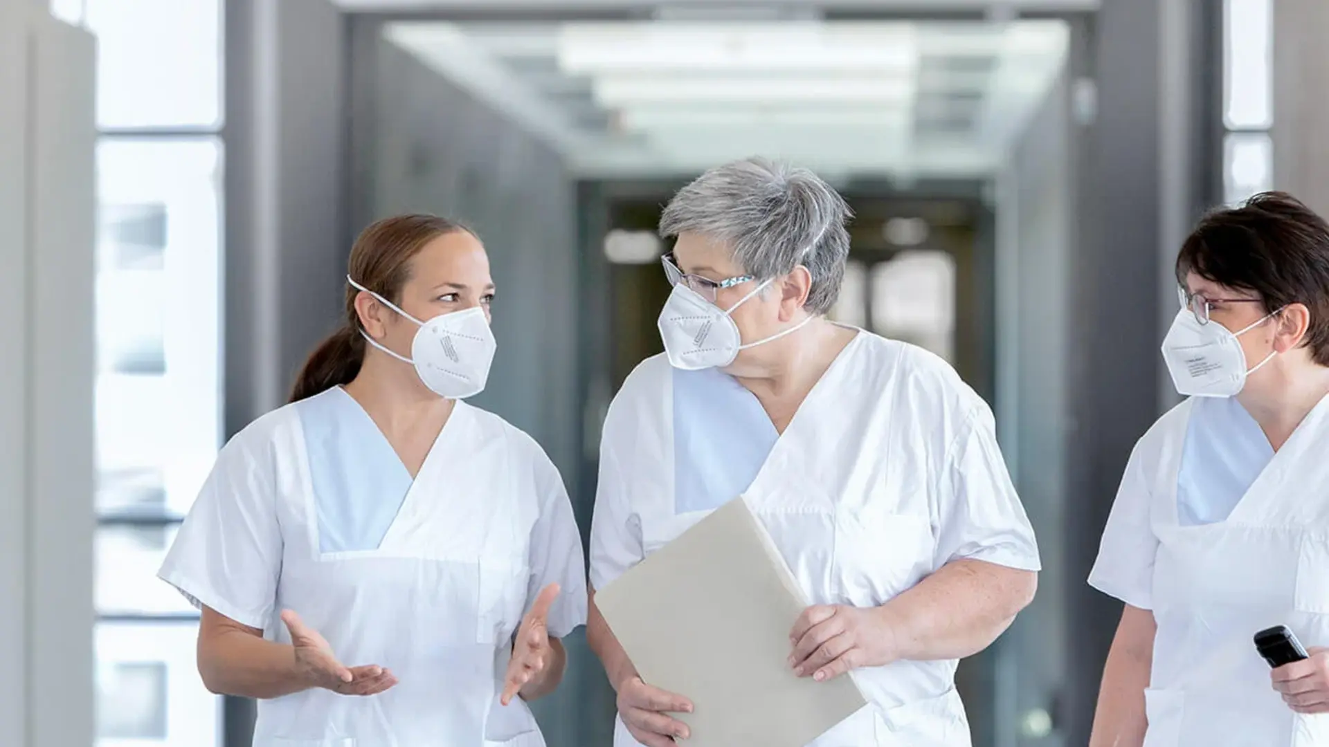 Drei Mitarbeiterinnen der Kardiologie besprechen sich.