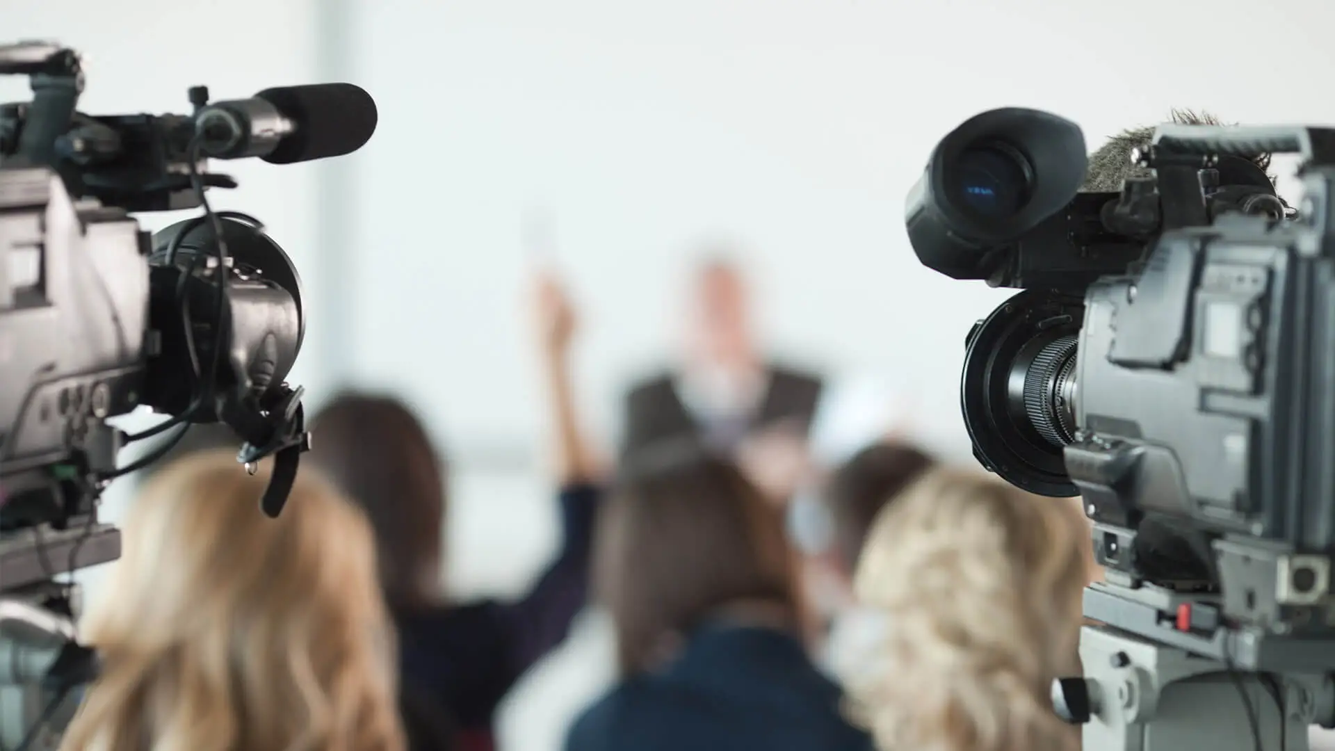 Kamerateams filmen Protagonisten des Klinikums während einer Pressekonferenz. 